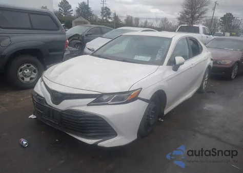 2020 Toyota Camry Le z USA, uszkodzony, nr VIN 4T1C11AK8LU881717
